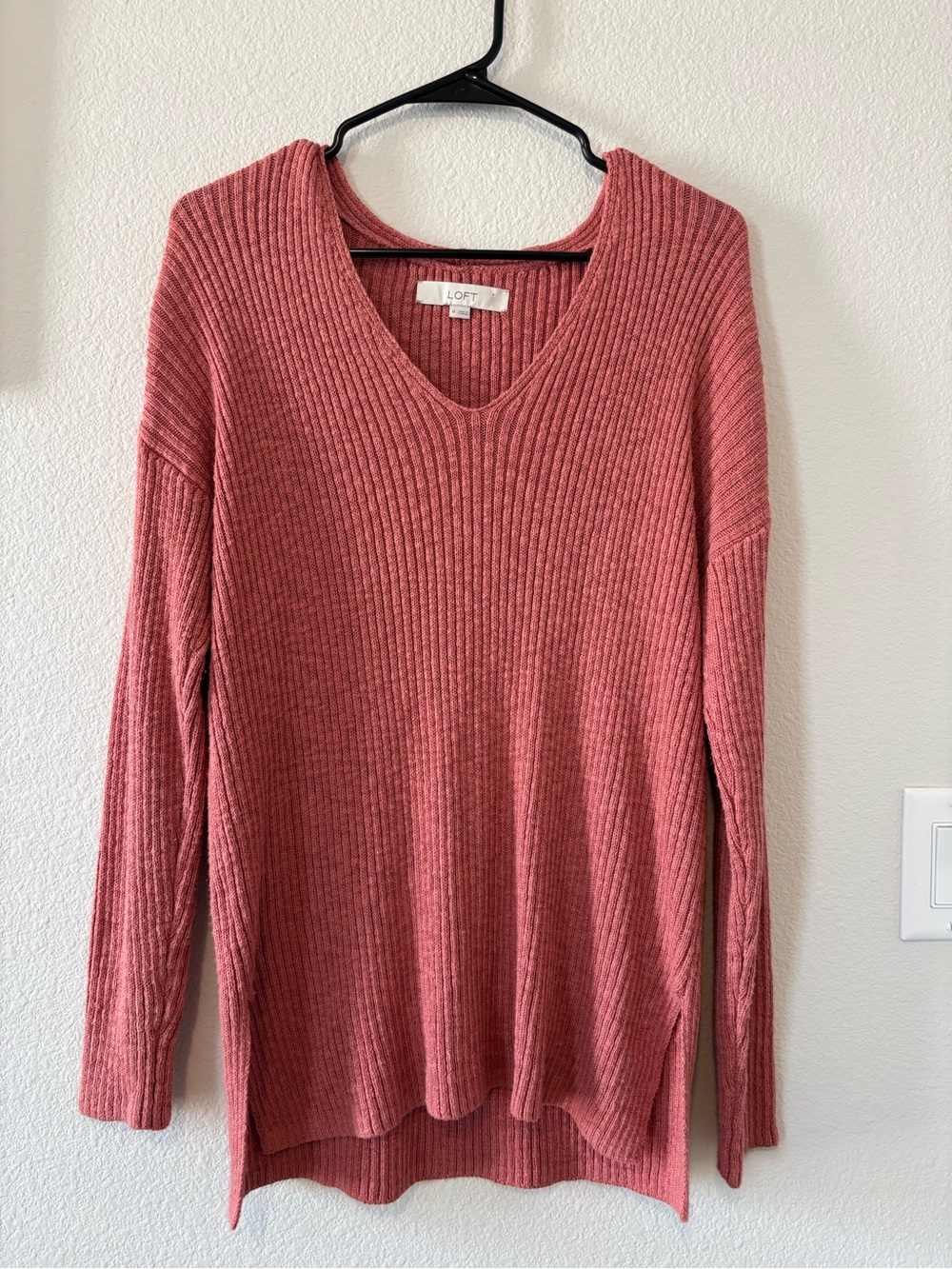 LOFT Ribbed V-Neck Sweater in Rosewood